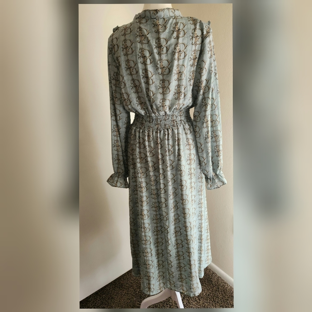 Dress. - Picture 2 of 4